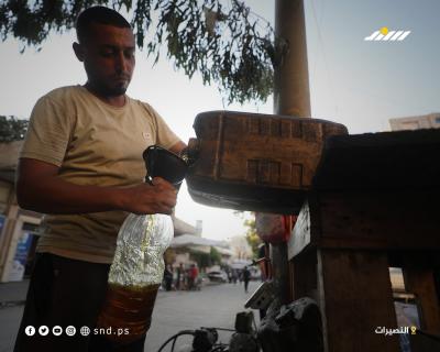 عمال فلسطينيون ينتجون الوقود من النفايات البلاستيكية في مخيم النصيرات وسط قطاع غزة3.jpg