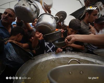 لقمة تحت الخيام ... نازحون يتلقون وجبات ساخنة وسط استمرار5.jpg