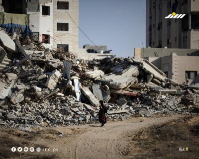 خيام مؤقتة تؤوي فلسطينيين نازحين تنتصب بجوار مبانٍ مدمرة في مدينة غزة3.jpg