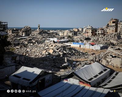 خيام مؤقتة تؤوي فلسطينيين نازحين تنتصب بجوار مبانٍ مدمرة في مدينة غزة4.jpg