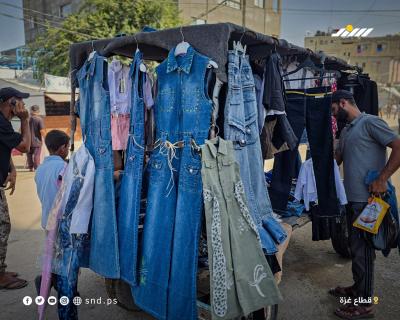 فلسطينيون يبيعون بضائعهم على بسطات شعبية في شوارع خان يونس جنوبي قطاع غزة3.jpg