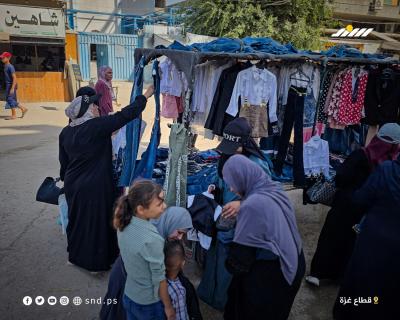 فلسطينيون يبيعون بضائعهم على بسطات شعبية في شوارع خان يونس جنوبي قطاع غزة4.jpg