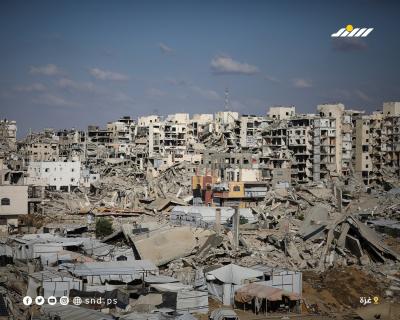 خيام مؤقتة تؤوي فلسطينيين نازحين تنتصب بجوار مبانٍ مدمرة في مدينة غزة1.jpg