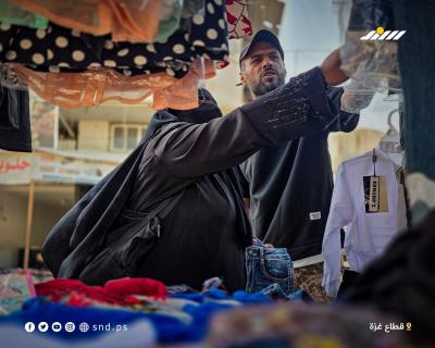 فلسطينيون يبيعون بضائعهم على بسطات شعبية في شوارع خان يونس جنوبي قطاع غزة1.jpg