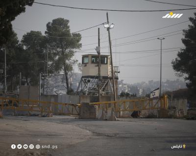 إجراءات مشددة في نقطة تفتيش إسرائيلية قرب مدينة نابلس عقب فرض طوق أمني على الضفة الغربية5.jpg