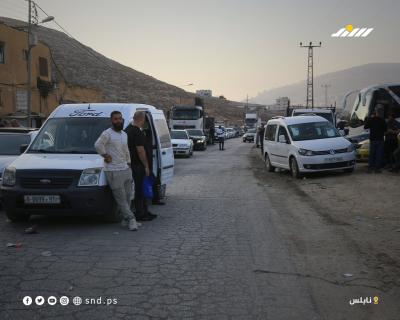 إجراءات مشددة في نقطة تفتيش إسرائيلية قرب مدينة نابلس عقب فرض طوق أمني على الضفة الغربية6.jpg