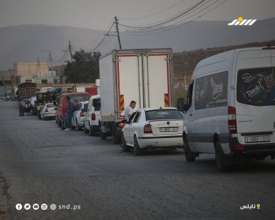 إجراءات مشددة في نقطة تفتيش إسرائيلية قرب مدينة نابلس عقب فرض طوق أمني على الضفة الغربية1.jpg