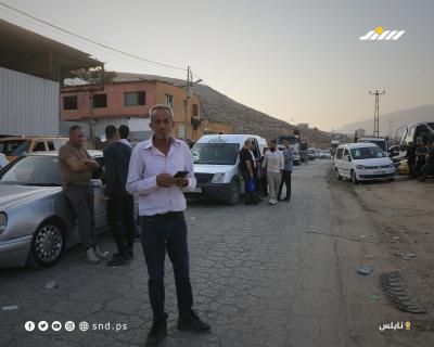 إجراءات مشددة في نقطة تفتيش إسرائيلية قرب مدينة نابلس عقب فرض طوق أمني على الضفة الغربية7.jpg
