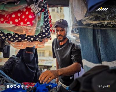 فلسطينيون يبيعون بضائعهم على بسطات شعبية في شوارع خان يونس جنوبي قطاع غزة2.jpg