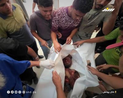 جانب من نقل جثمان الشهيد عبد الجواد جودة إلى مجمع ناصر الطبي في خان يونس5.jpg