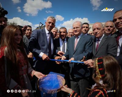 رئيس الوزراء الفلسطيني محمد مصطفى يفتتح معرض فلسطين للصناعات الإنشائية في مدينة الخليل2.jpg