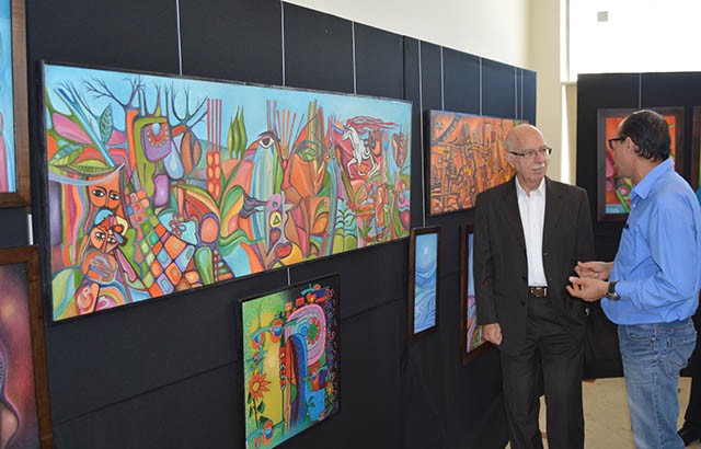 الفنان يوسف كتلو والدكتور نبيل الجعبري  خلال افتتاح معرضه في جامعة الخليل.jpg