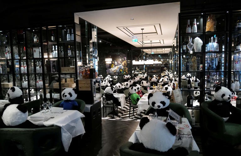 127-164600-restaurant-berlin-replaces-customers-panda-games-2.jpeg