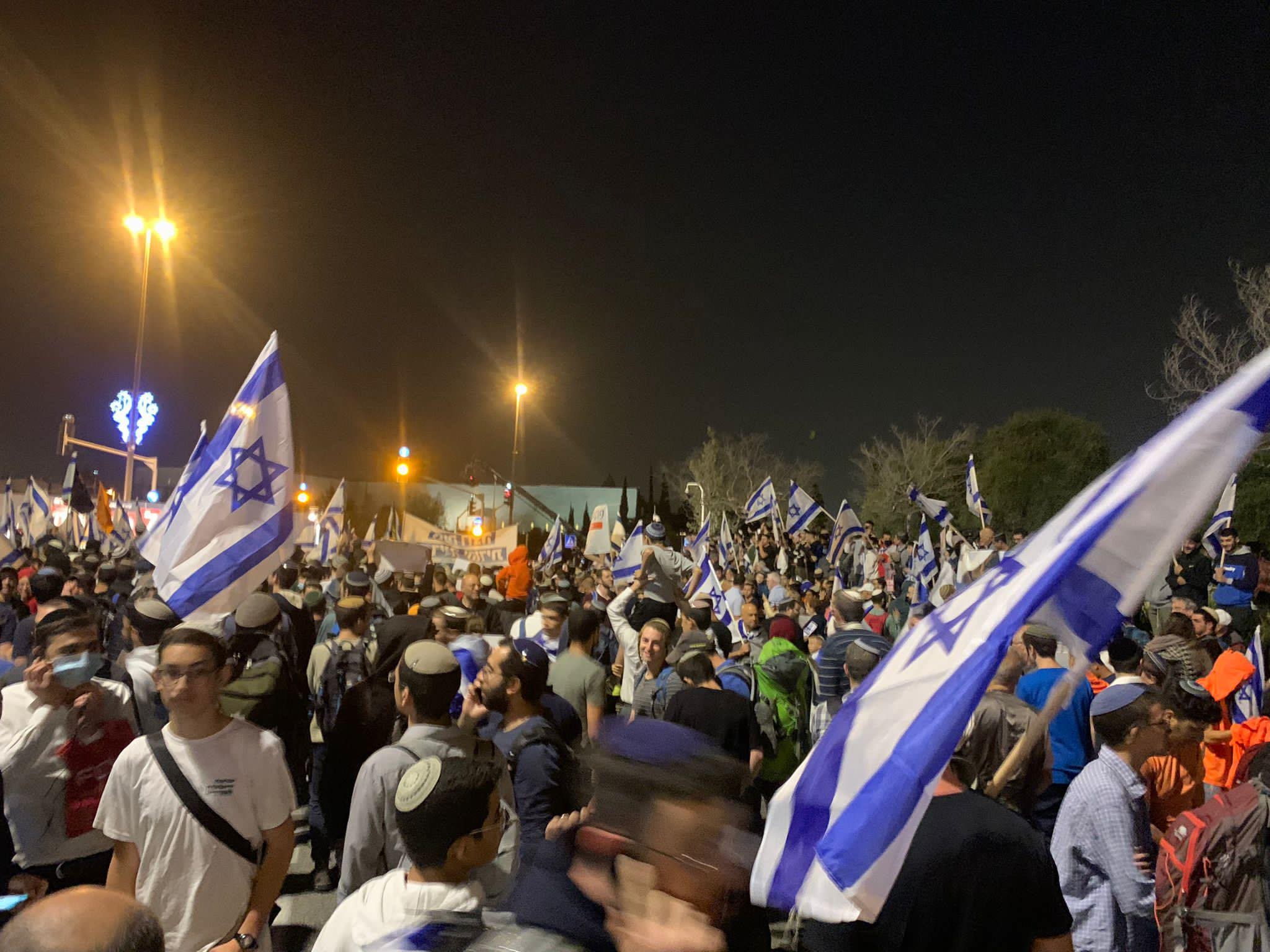 اليمين الإسرائيلي بمظاهرة ضد حكومة نفتالي بينيت.jpg