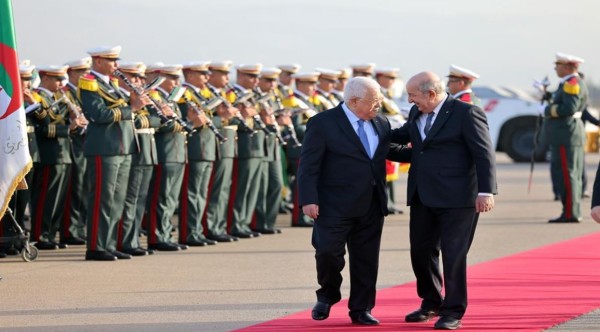 استقبال الرئيس الجزائري (يمين) للرئيس الفلسطيني (يسار).jpg