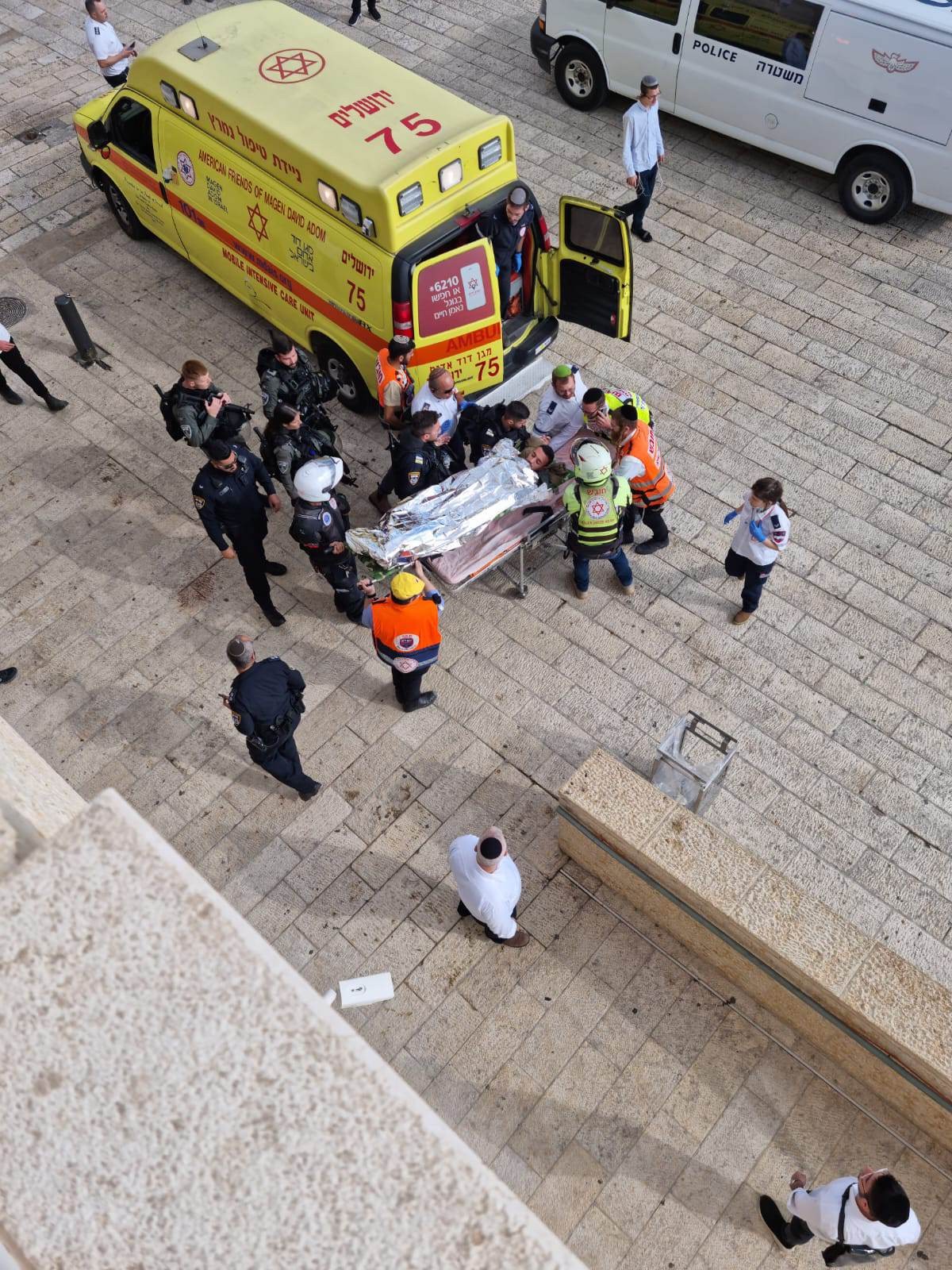 إسعاف إحدى إصابات عملية الطعن في القدس.jpg