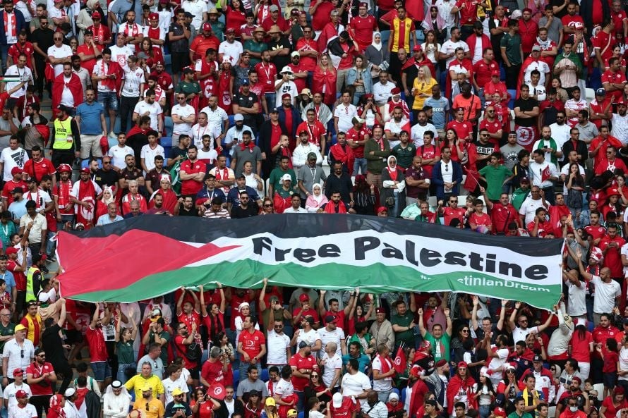 علم فلسطين في المونديال.jpg