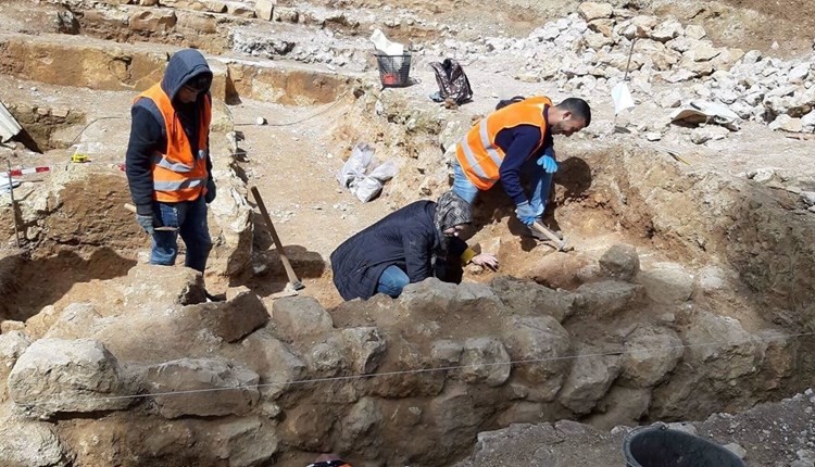 اكتشاف قبور رومانّية تعود لألفي عام في غزة.jpg