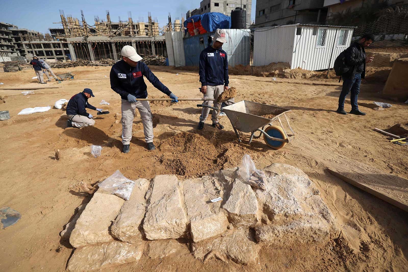 اكتشاف قبور رومانّية تعود لألفي عام في غزة 4.jpg
