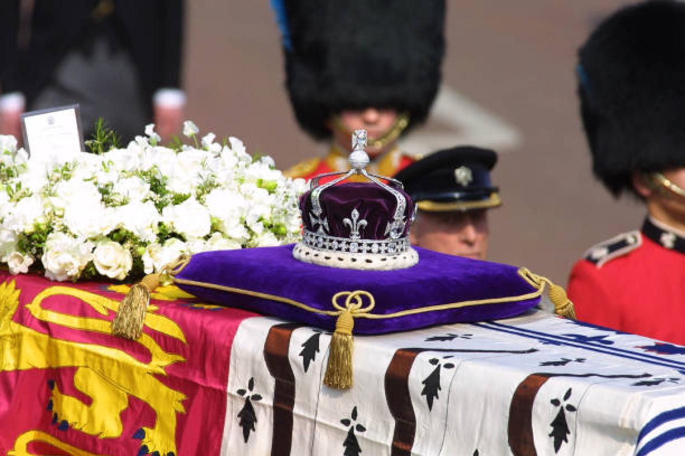 مراسم دفن الملكة اليزابيث.jpg