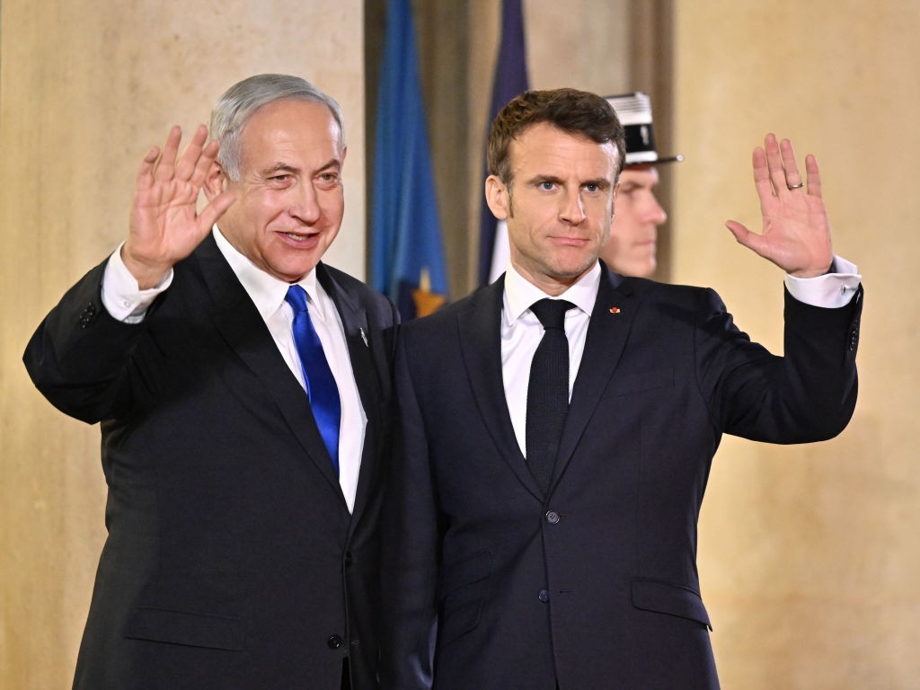الرئيس الفرنسي إيمانويل ماكرون (يمين الصورة) وبنيامين نتنياهو يسارًا.jpg