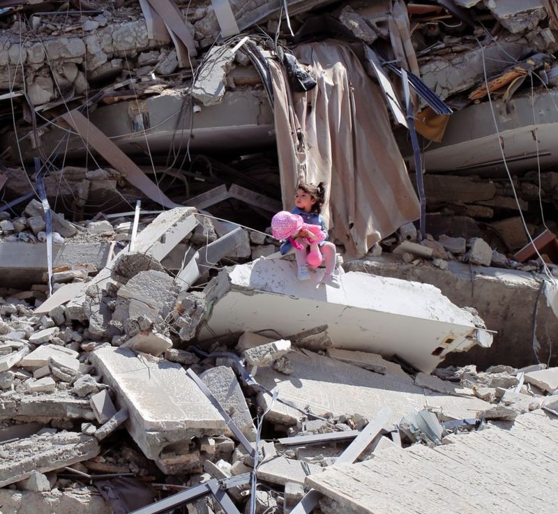 طفلة من تحت الركام بغزة.jpg