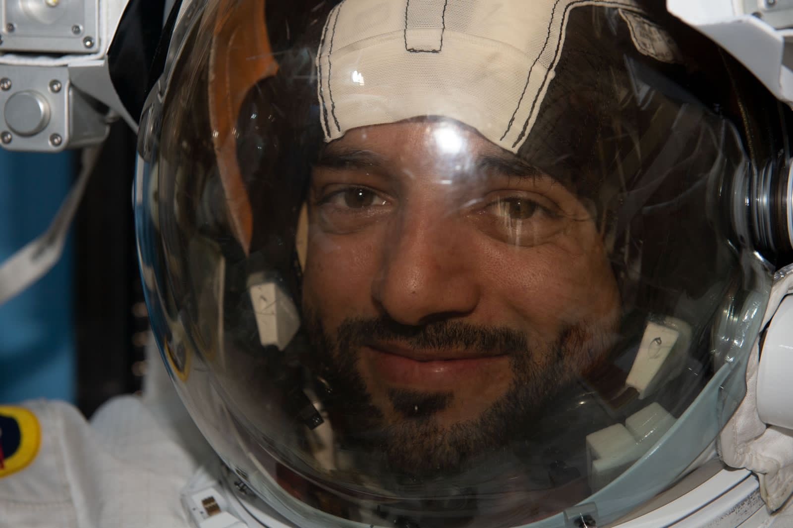 رائد الفضاء الإماراتي.jpg