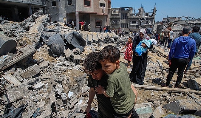 فلسطينيون عقب قصف منازلهم.jpg