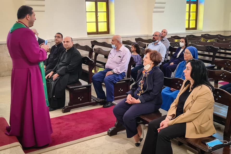 رئيس الأساقفة الأنچليكاني في القدس المطران حسام نعوم يقود خدمة الصلاة في كنيسة القديس فيلبس أثناء زيارة للمستشفى الأهلي (2021)