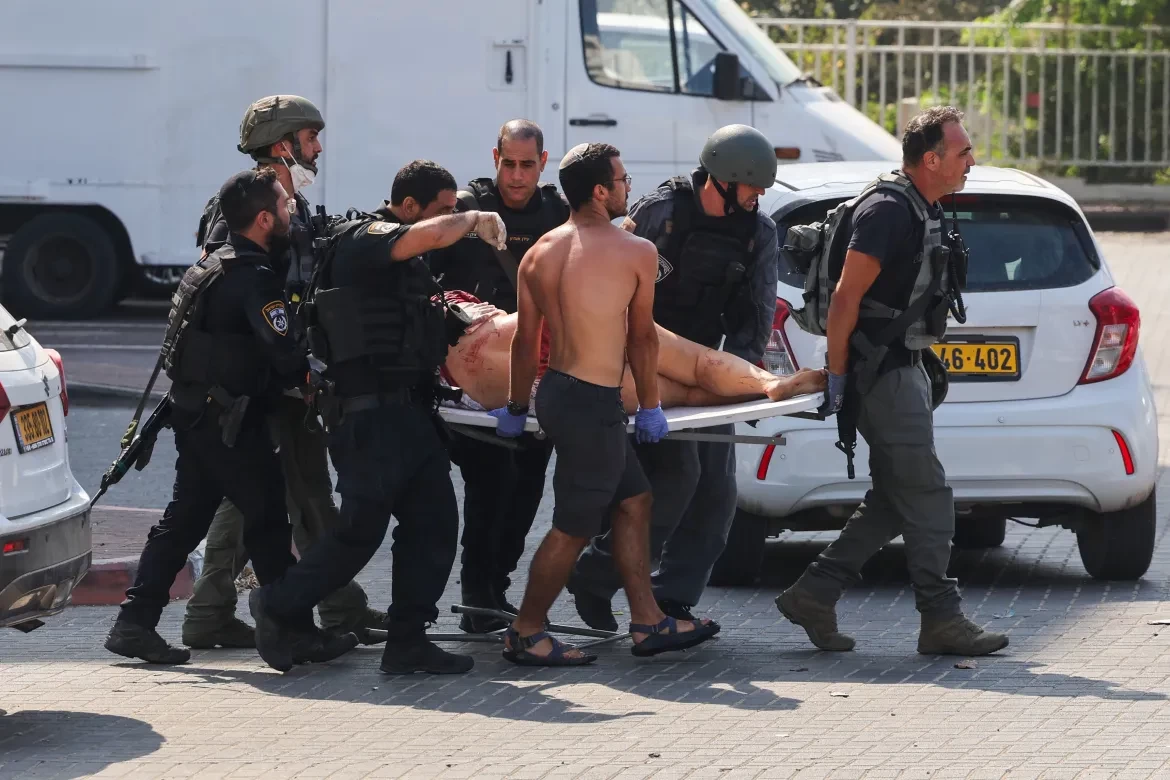 قوات الاحتلال تنقل مصابًا من المستوطنين.webp