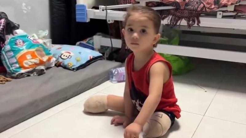 طفلة بترت ساقيها بقصف إسرائيلي على غزة.jfif