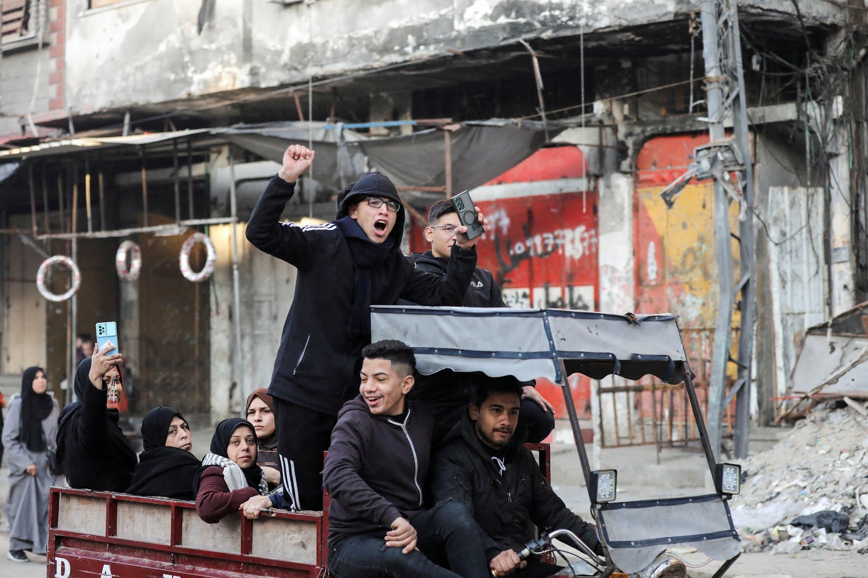 احتفالات غزة بوقف إطلاق النار  (4).jpeg