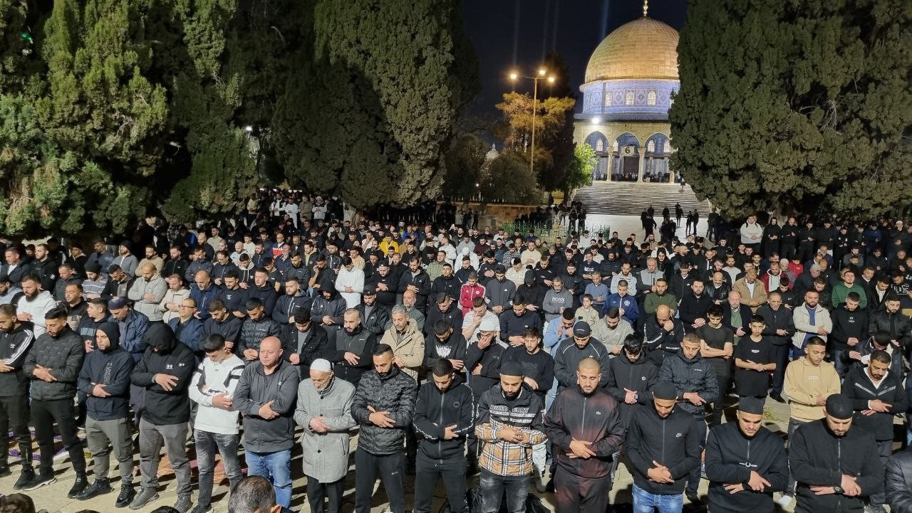 صلاة الفجر في الأقصى.jpg