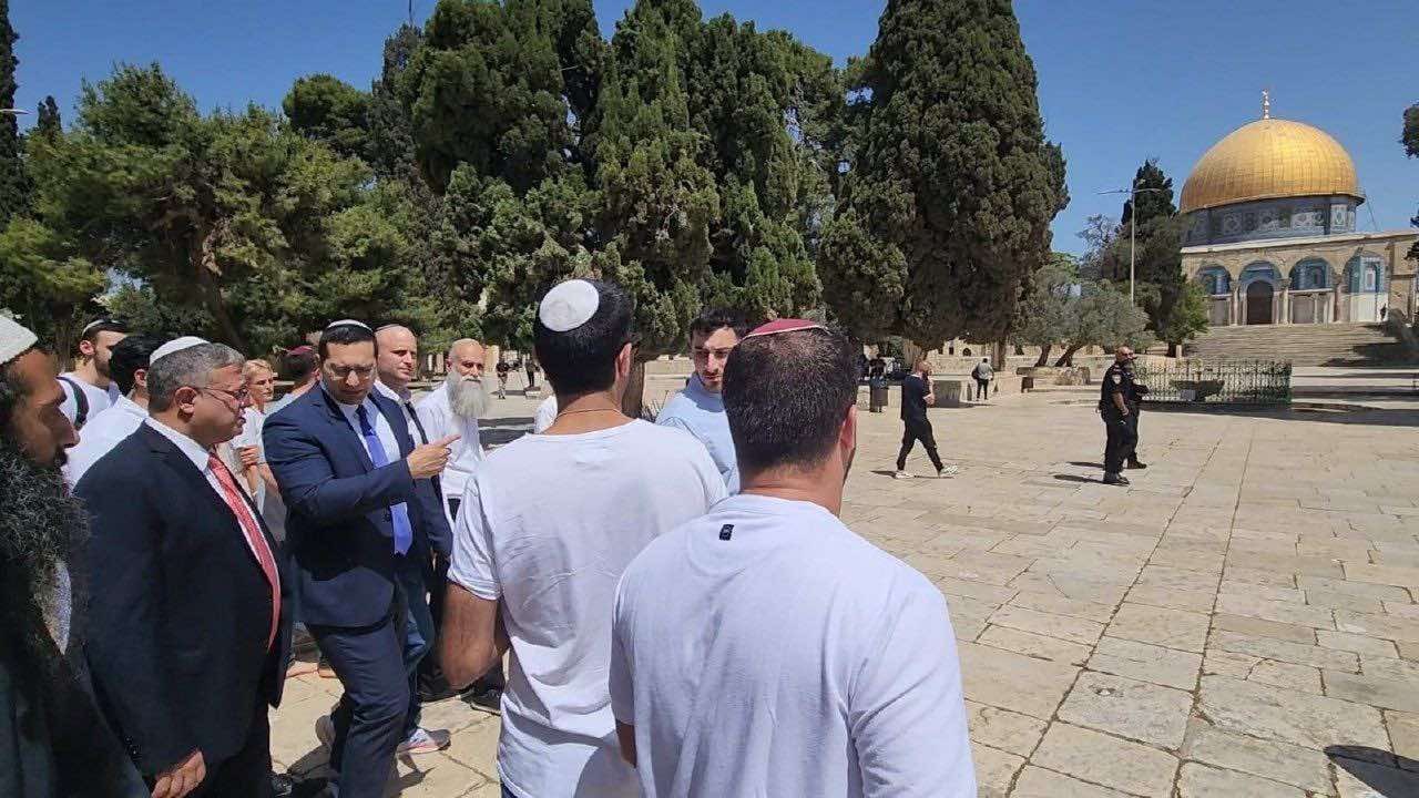 وزيرا الأمن القومي إيتمار بن غفير والنقب والجليل إسحاق فاسرلاوف يقتحمان المسجد الأقصى.jpg