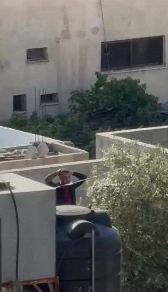 المنزل المحاصر.jpg