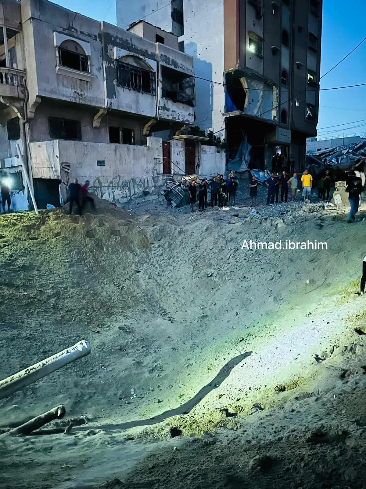 حفرة نتيجة قصف إسرائيلي لخيام النازحين.jpg