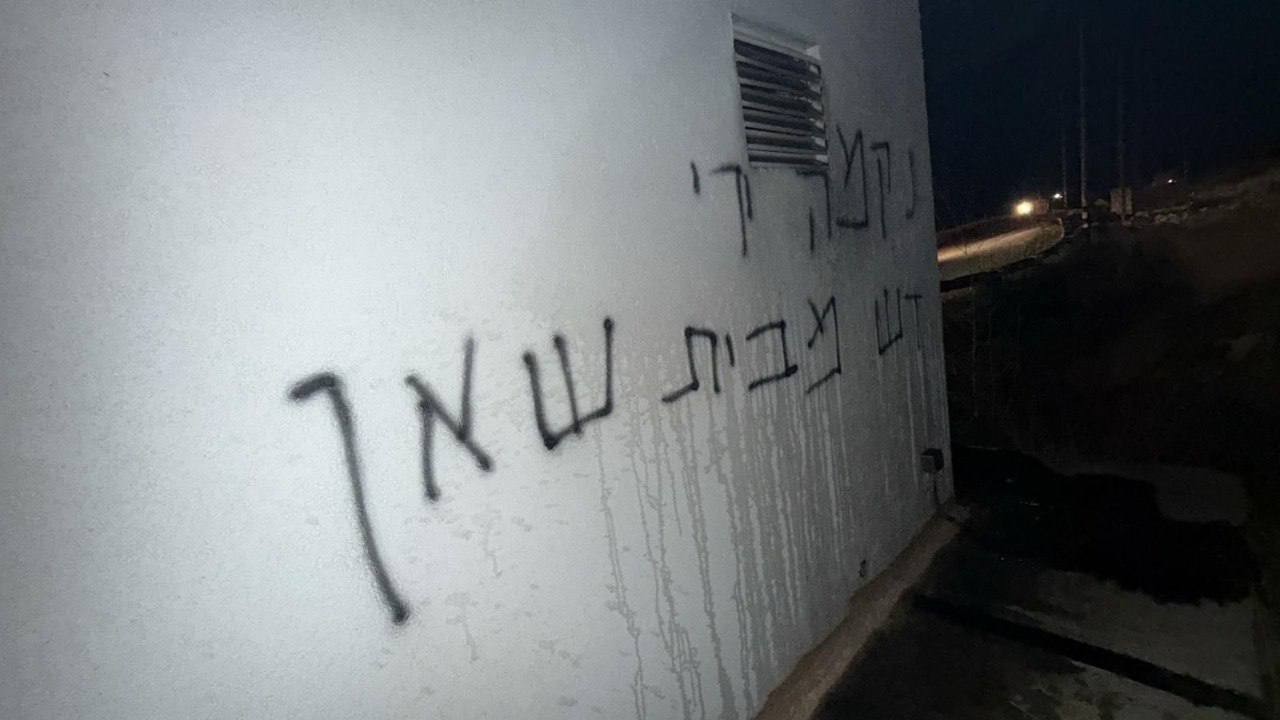 مستوطنون يحرقون موقعًا لجيش الاحتلال برام الله  (3).jpg