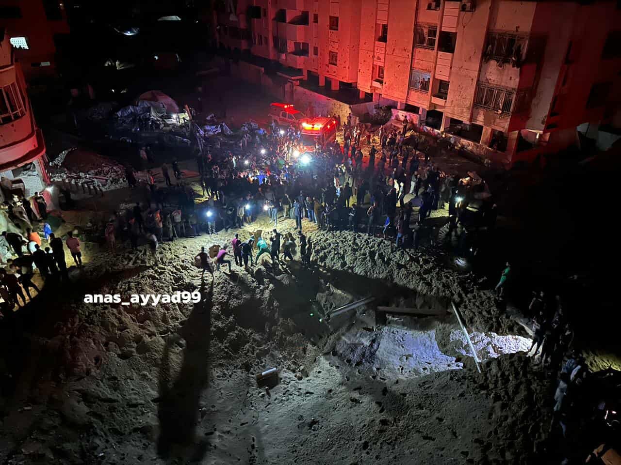 حفرة ضخمة نتيجة قصف إسرائيلي لخيام النازحين.jpg