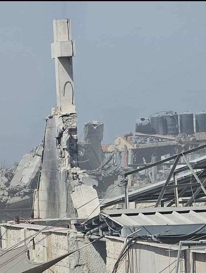 مبنى كنيسة دير اللاتين الذي قصفه الاحتلال في البلدة القديمة شرق مدينة غزة..jpg