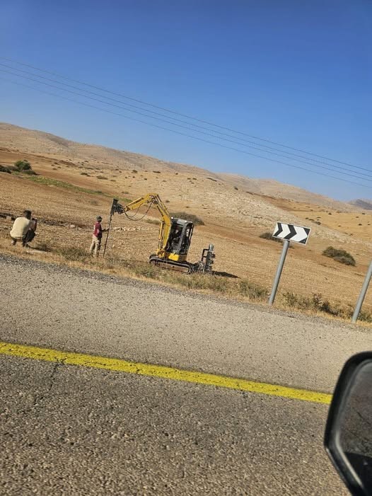 مستوطنون يسيجون أرضا تمهيدا للاستيلاء عليها.jpg