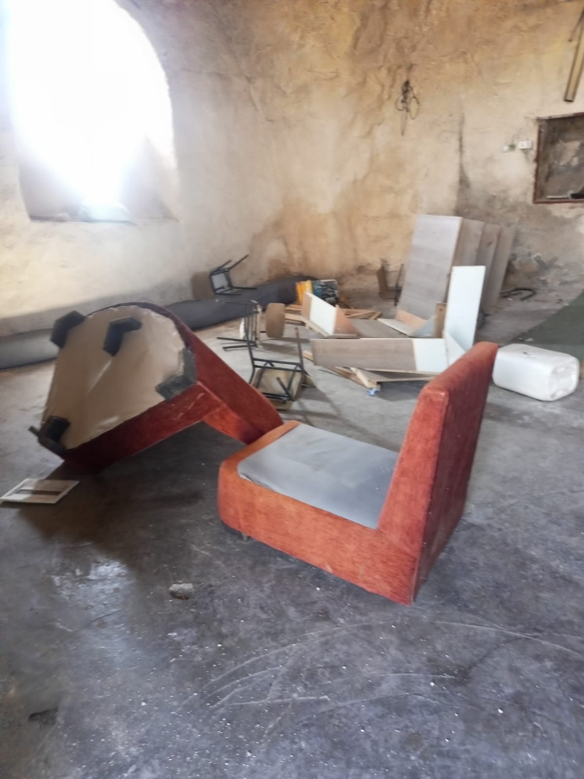 مستوطنون يدنسون مسجد بيت الشيخ في خربة طانا شرق نابلس1.jpg