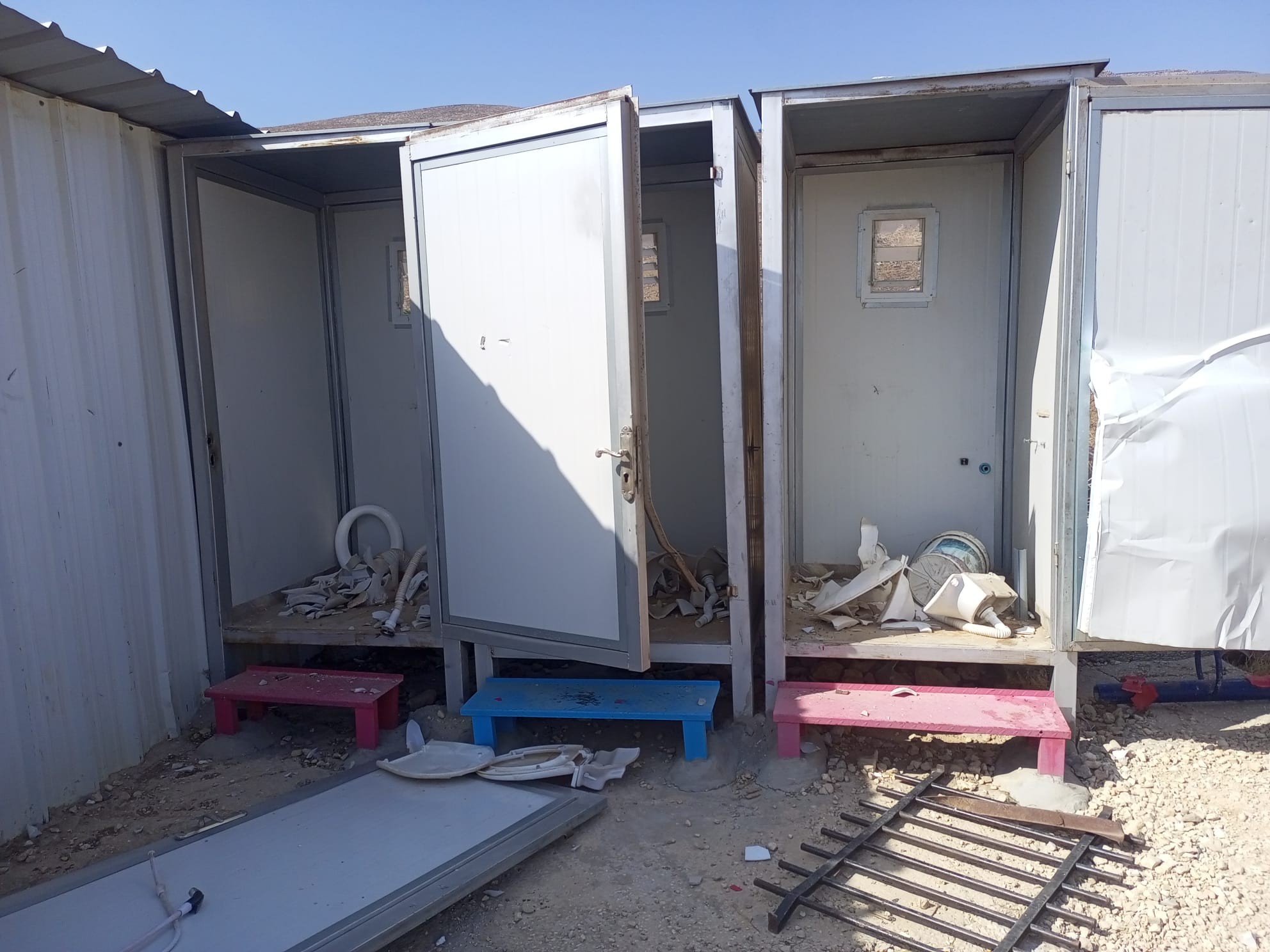 مستوطنون يدنسون مسجد بيت الشيخ في خربة طانا شرق نابلس3.jpg