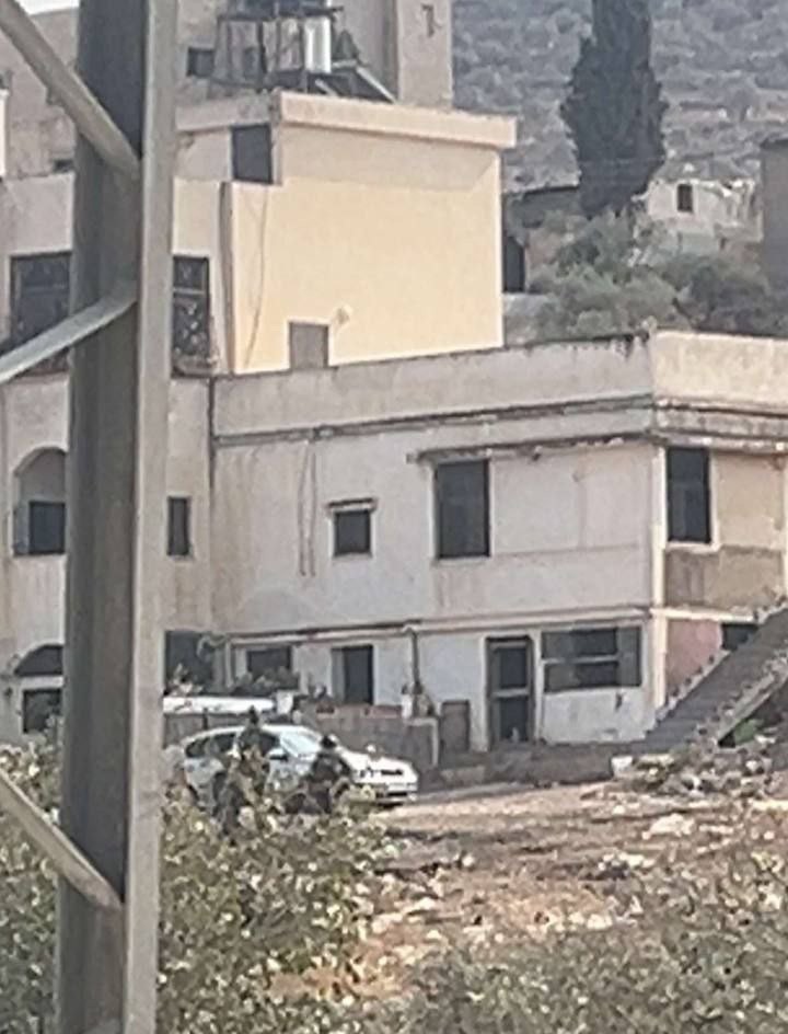 محاصرة منزل في طمون.jpg