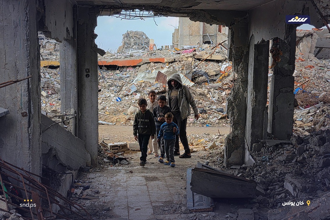 عائلة فلسطينية تحتمي من البرد بخيمة فوق منزلها المدمر في خان يونس2.jpg