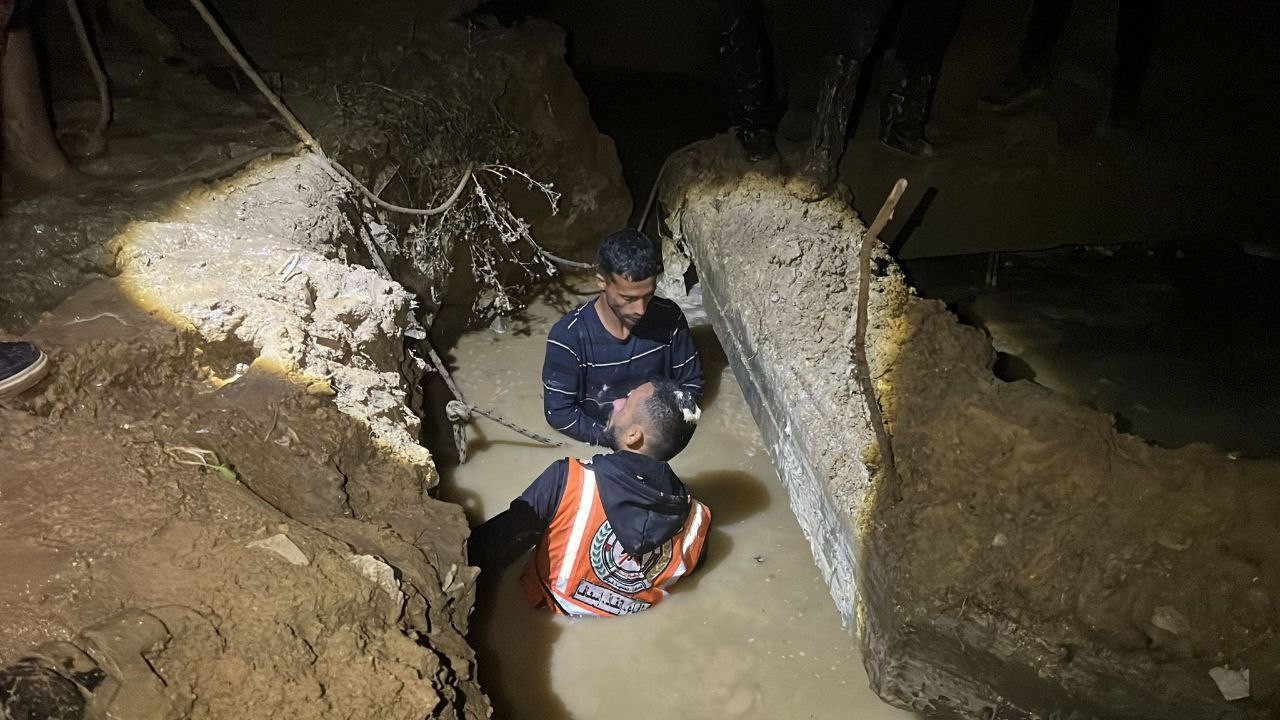 انتشال طفل من بئر مياه في غزة  (2).jpg