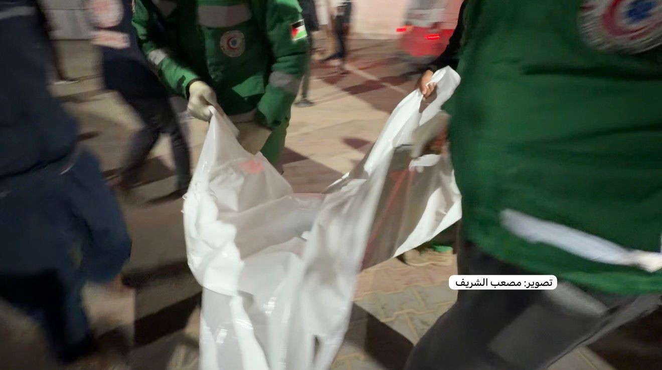 نقل شهداء من مجزرة مدرسة في حي التفاح2.jpg