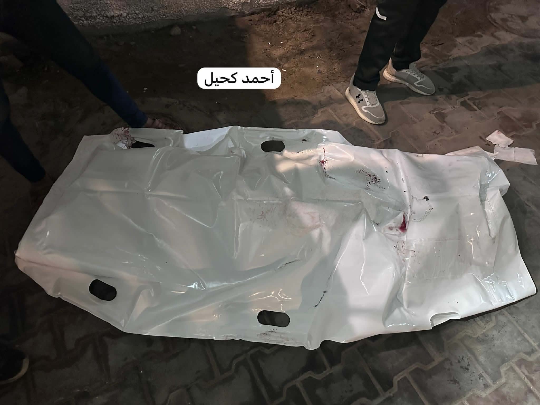 نقل شهداء من مجزرة مدرسة في حي التفاح3.jpg