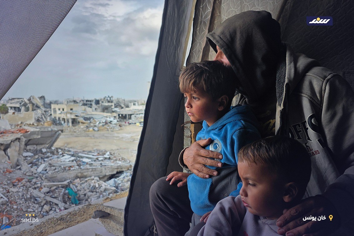 عائلة فلسطينية تحتمي من البرد بخيمة فوق منزلها المدمر في خان يونس6.jpg
