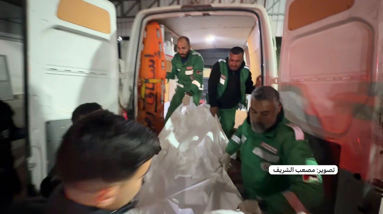 نقل شهداء من مجزرة مدرسة في حي التفاح4.jpg