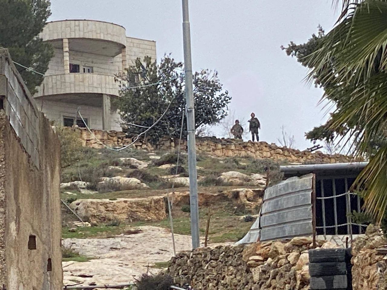 مستوطنون يهاجمون منازل الماوطنين ببيت لحم (2).jpg
